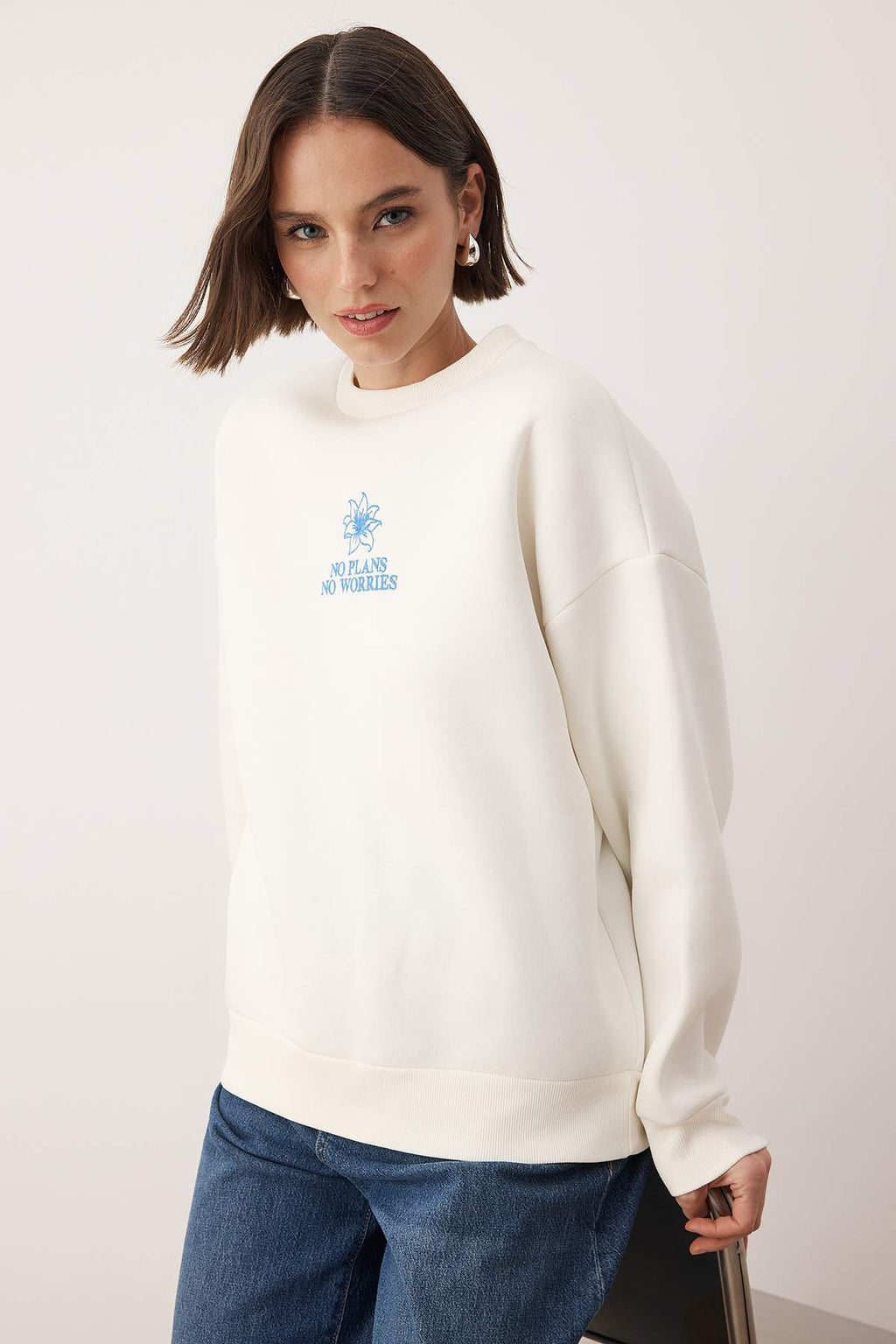 Teen Ekru Kalın İçi Polarlı Çiçek Nakışlı Bisiklet Yaka Oversize Örme Sweatshirt TWOAW26SW00154
