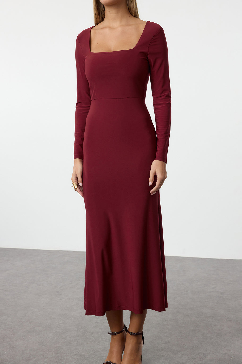 Trendyolmilla Bordo Maxi Volanlı Kare Yaka Fitted/Vücuda Oturan Maxi Esnek Örme Elbise TWOAW24EL00613
