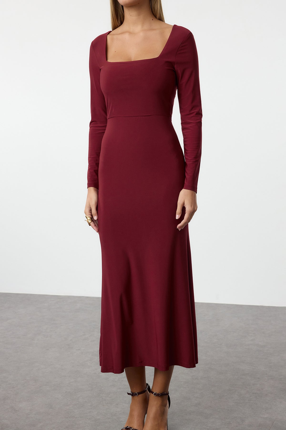 Trendyolmilla Bordo Maxi Volanlı Kare Yaka Fitted/Vücuda Oturan Maxi Esnek Örme Elbise TWOAW24EL00613