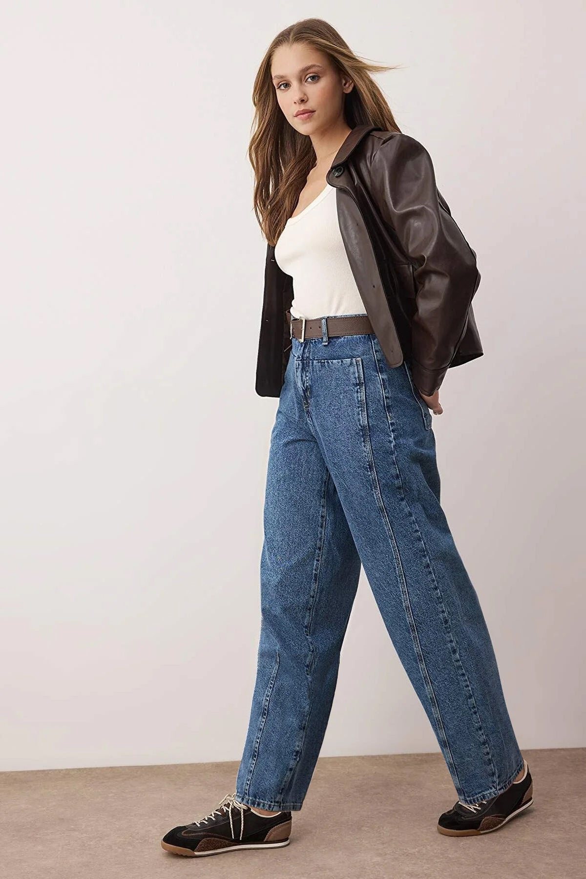 Trendyolmilla Ekru Kahverengi Kemerli Dikiş Detaylı Yüksek Bel Barrel Baggy Jeans TWOSS25JE00182