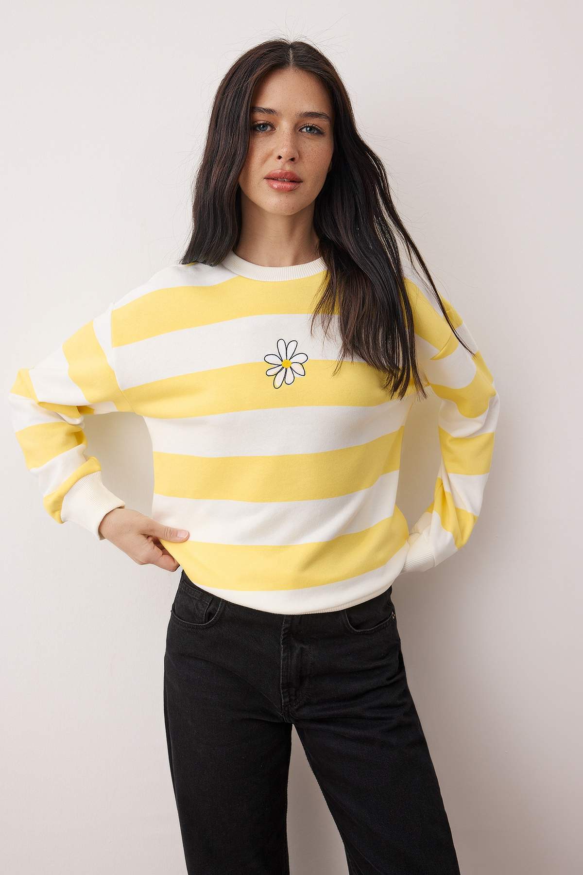 Sarı Baskılı Nakışlı Regular/Normal Kesim Örme Sweatshirt TWOAW26SW00230