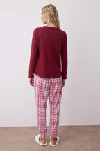 Trendyolmilla Bordo Ayıcıklı ve Penguen Baskılı Ekoseli Yumoş Örme Pijama Takımı THMAW22PT0395