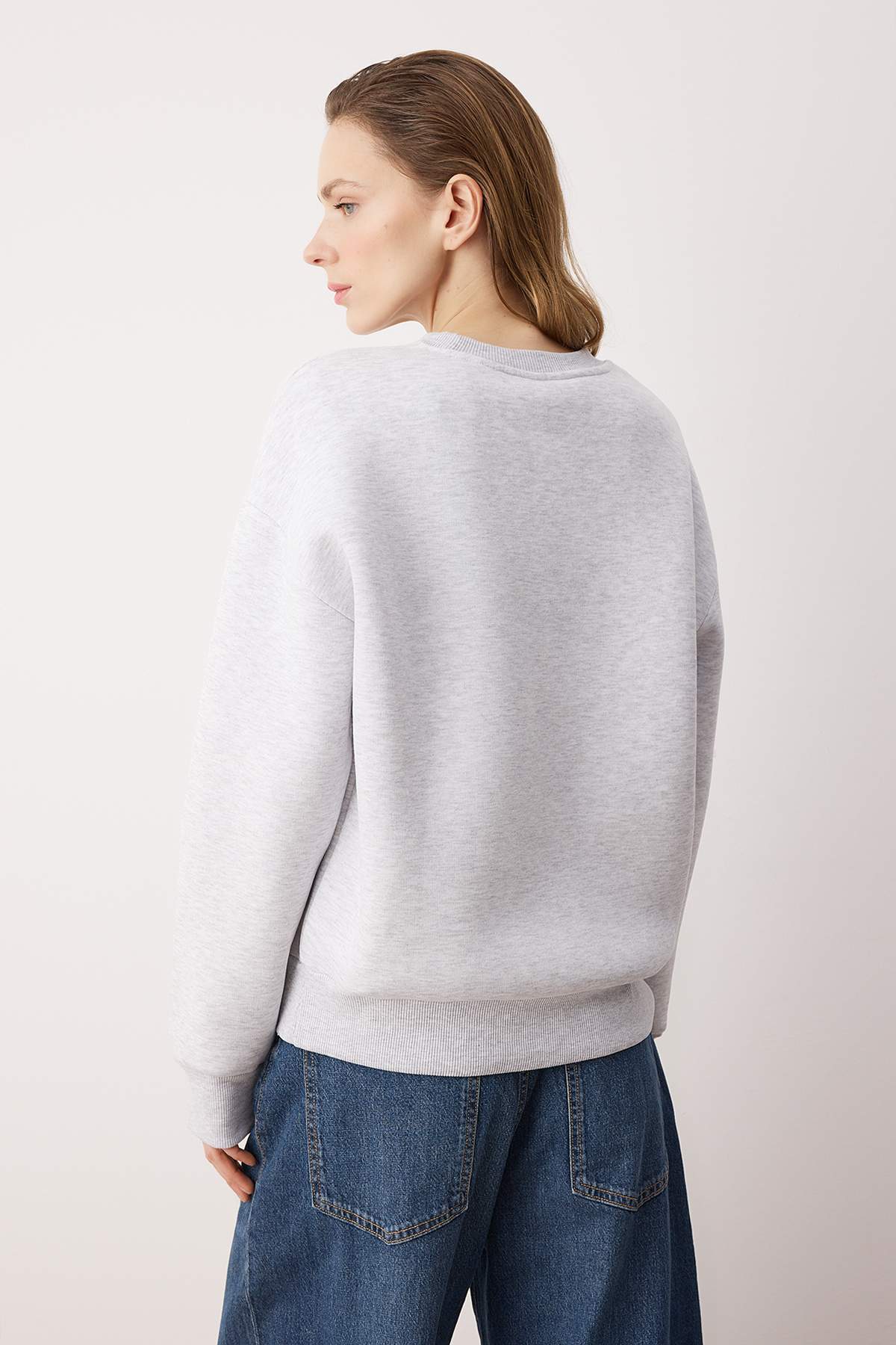 Trendyolmilla Siyah Regular/Normal Kalıp Nakış Detaylı Kalın İçi Polarlı Örme Sweatshirt TWOAW26SW00200
