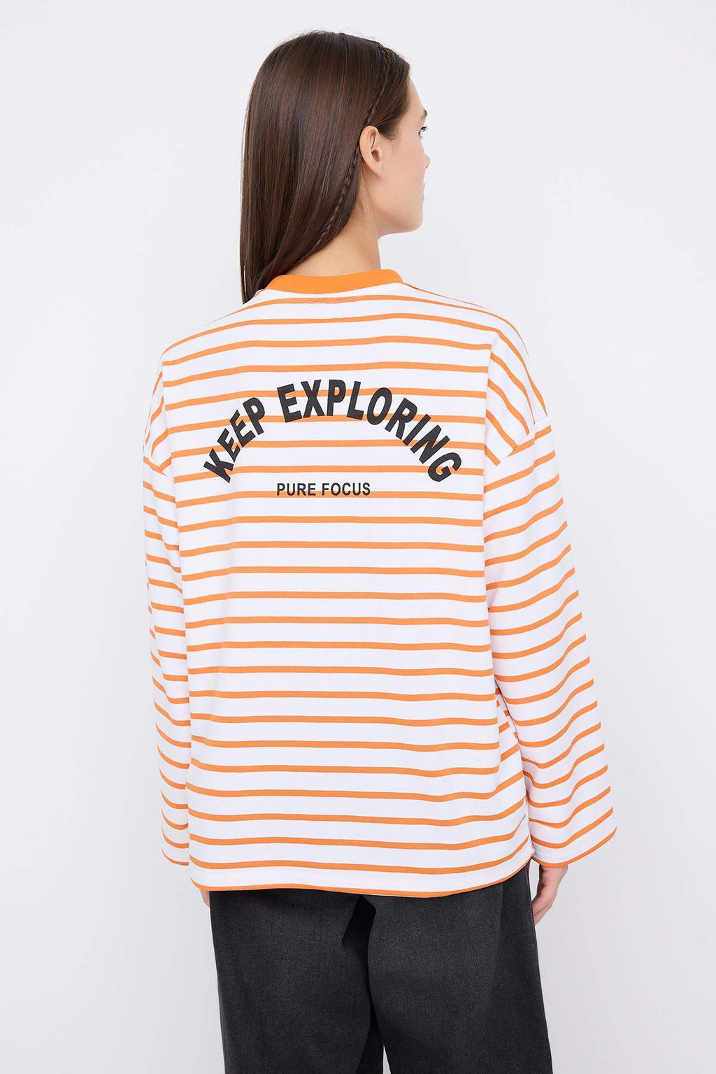 Teen Turuncu Çizgili Slogan Sırt Baskılı Oversize/Geniş Kalıp İnce Örme Sweatshirt TWOAW26SW00193