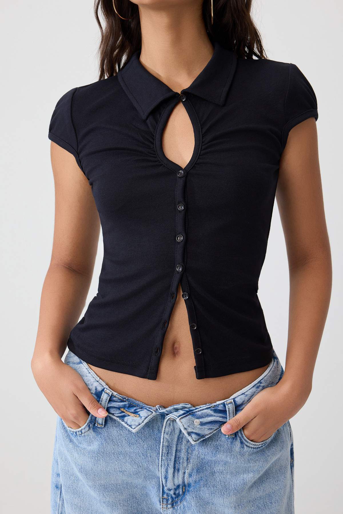 black plain fitted keyhole neck buttoned crescent sleeve