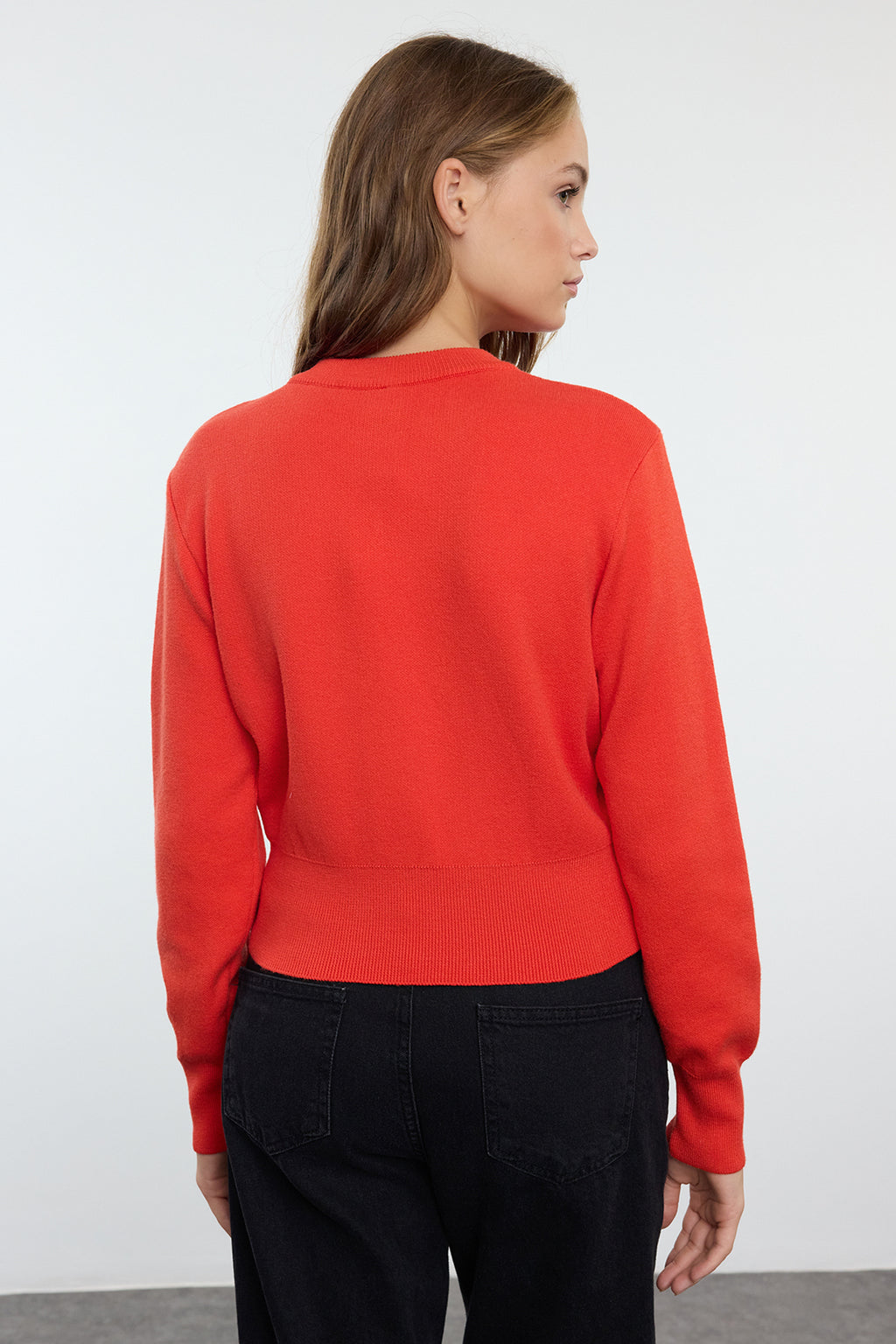 Trendyolmilla Koyu Kırmızı Premium/Özel İplik Crop Gül Düğmeli Ceket Görünümlü Triko Hırka TWOAW25HI00110