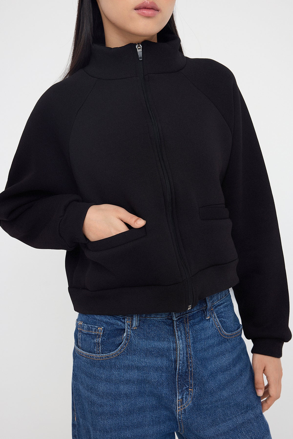 Trendyolmilla Siyah Regular/Normal Kalıp Fermuarlı Dik Yaka Kalın İçi Polarlı Örme Sweatshirt TWOAW26SW00017