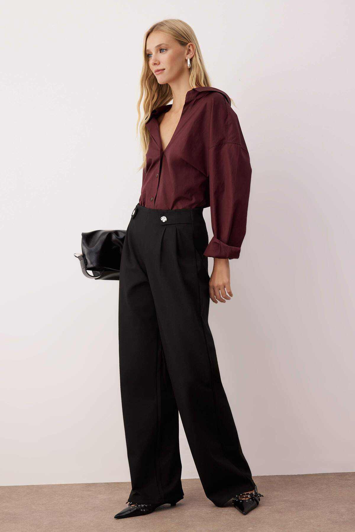 Trendyolmilla Siyah Diagonel Pileli Düğmeli Wide Leg/Geniş Paça Örme Pantolon TWOAW26PL00041 Secondary image