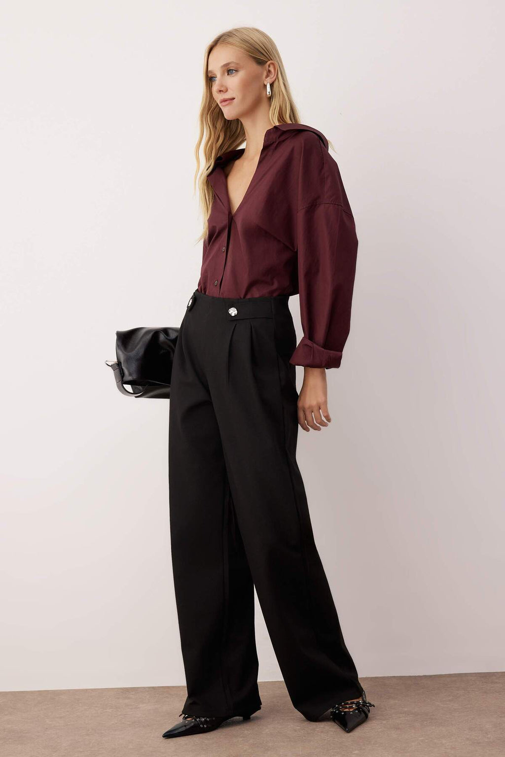 Trendyolmilla Siyah Diagonel Pileli Düğmeli Wide Leg/Geniş Paça Örme Pantolon TWOAW26PL00041