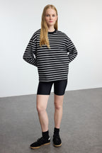 Trendyolmilla Beyaz Çizgili Oversize/Geniş Kesim Bisiklet Yaka İnce Örme Sweatshirt TWOAW23SW00326