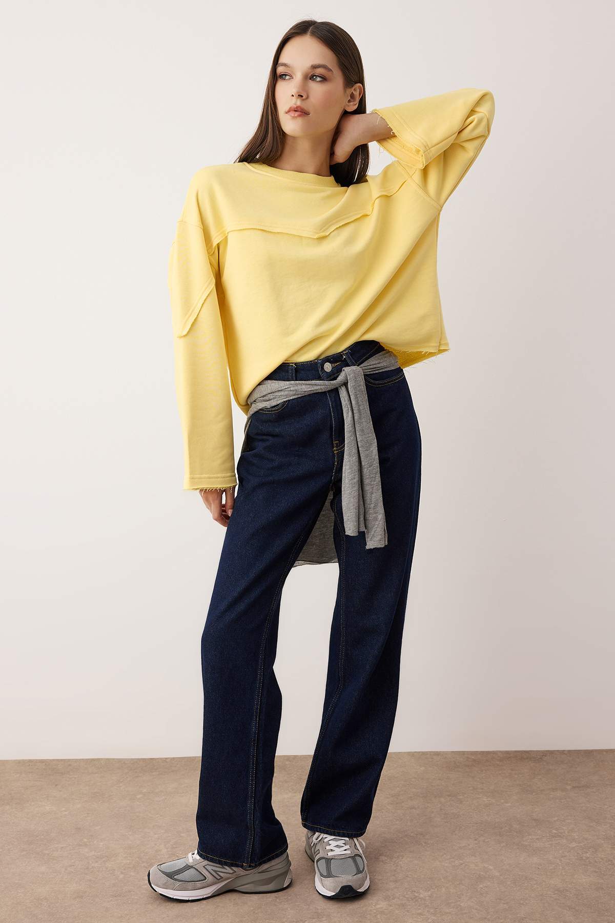 Trendyolmilla Antrasit Kalın Şardonsuz İspanyol Kol Dikiş Detaylı Relaxed Örme Sweatshirt TWOAW26SW00110