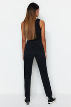 Trendyolmilla Siyah Yüksek Bel Mom %100 Pamuk Non-Stretch Jeans TWOSS23JE00085