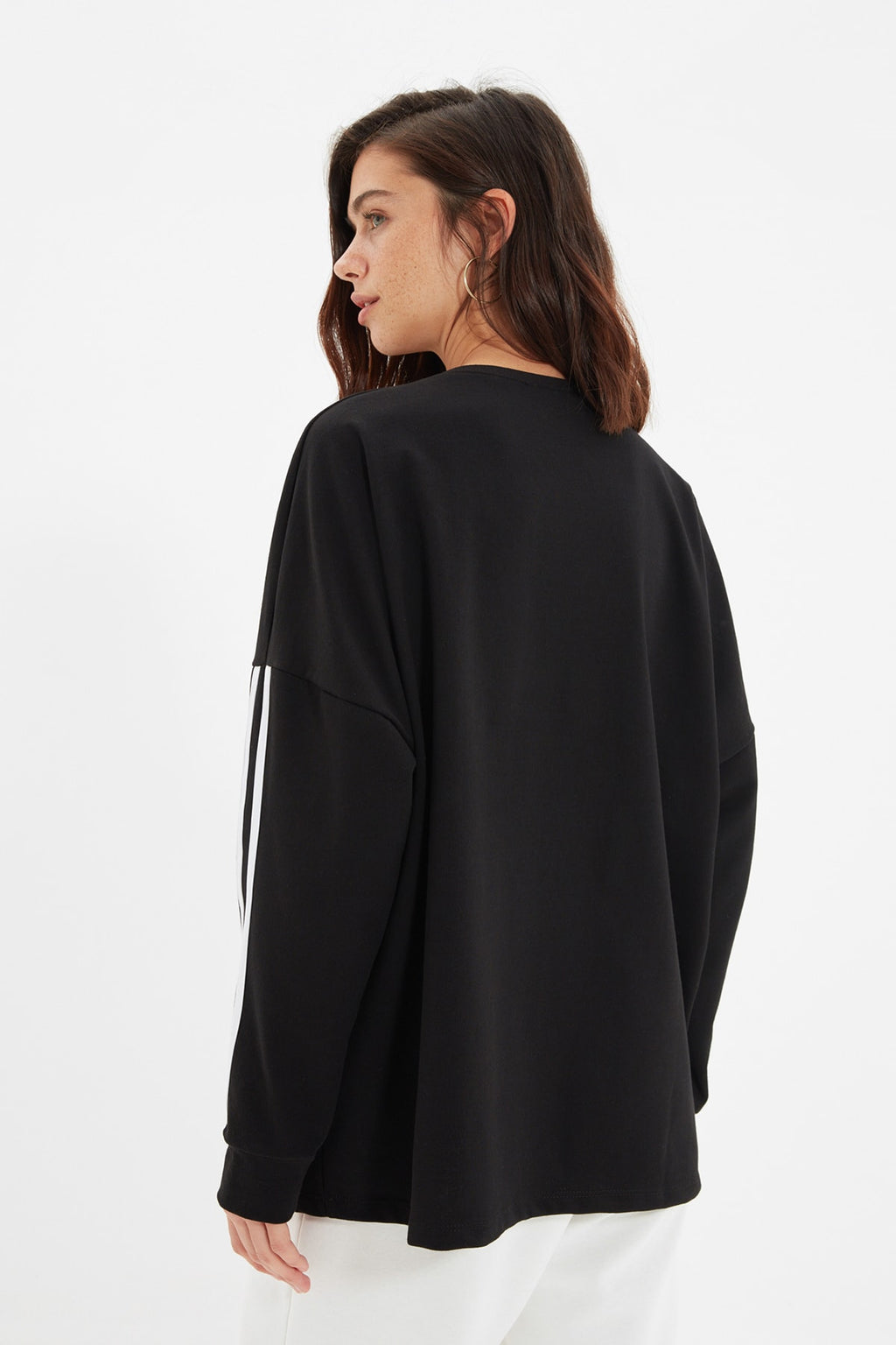 Siyah Şerit Detaylı Oversize/Geniş Kalıp İnce Örme Sweatshirt TWOAW22SW1258