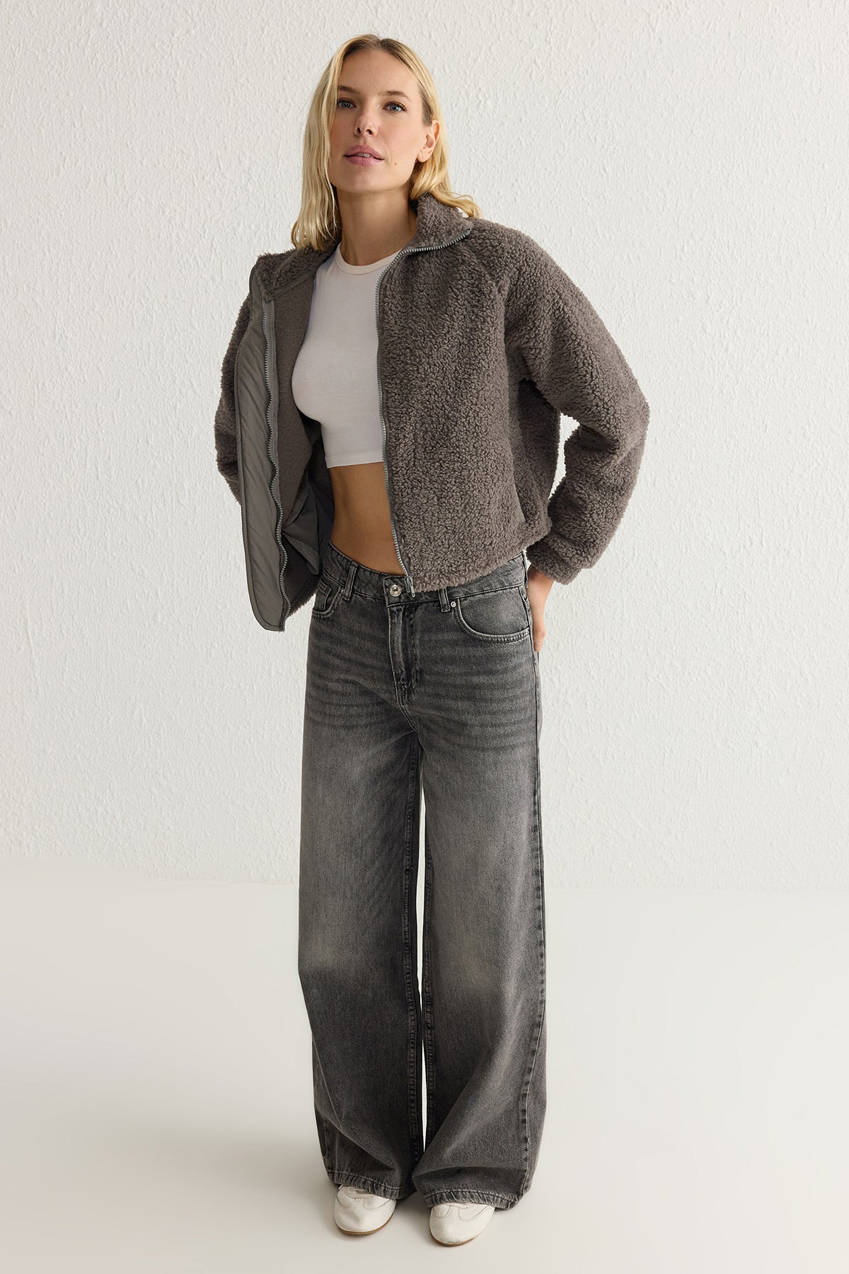 Trendyolmilla Koyu Kahverengi Peluş Regular/Normal Kalıp Dokuma Garnili Fermuarlı Örme Sweatshirt TWOAW25SW00139