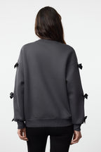 Trendyolmilla Siyah Fiyonk Detaylı Oversize/Geniş Kalıp Kalın İçi Polarlı Örme Sweatshirt TWOAW25SW00249