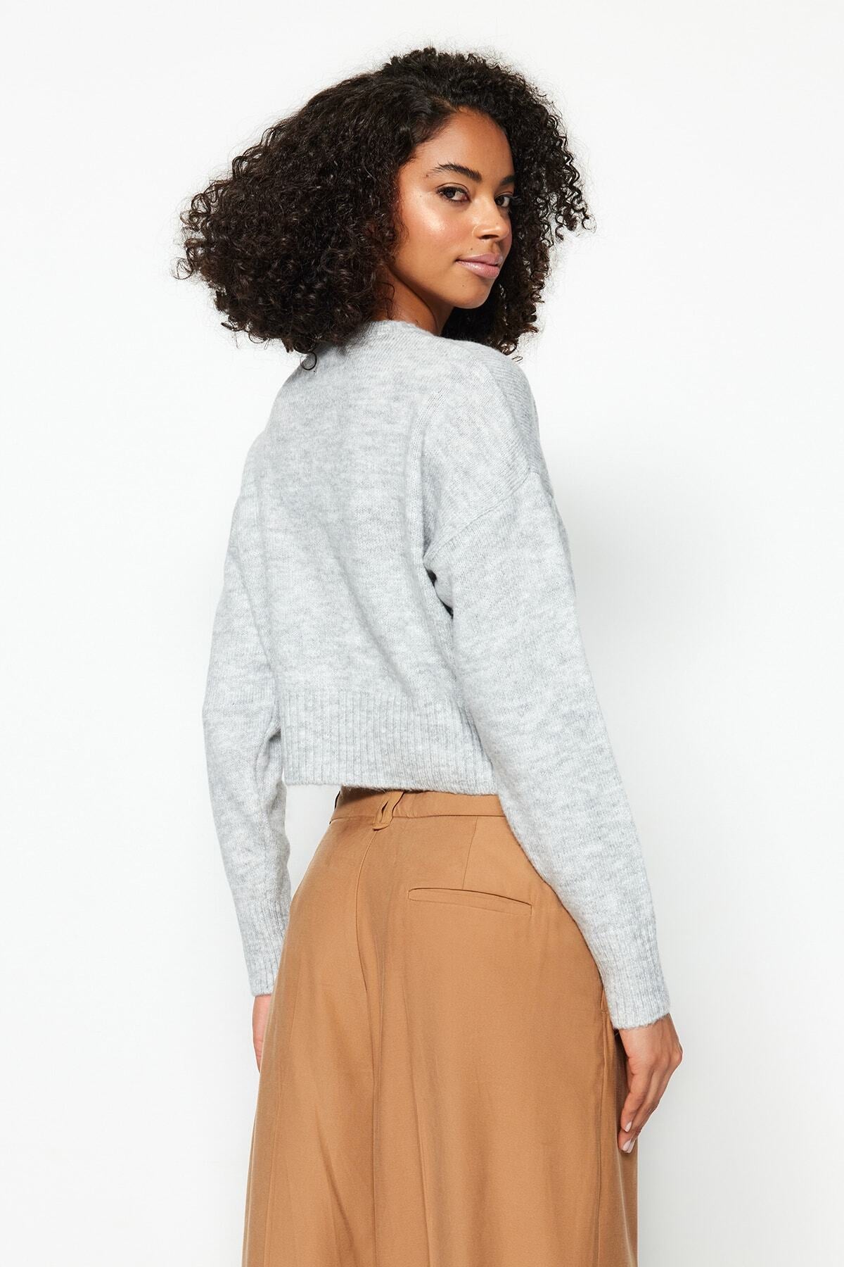 Trendyolmilla Gri Crop Yumuşak Dokulu Düğmeli Triko Hırka TWOAW24HI00198