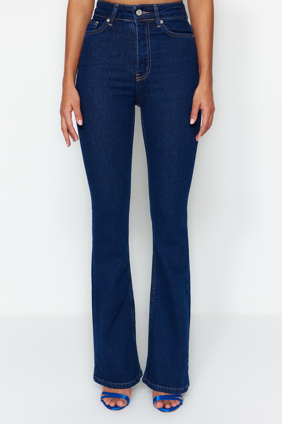 Trendyolmilla More Sustainable Açık Mavi Yüksek Bel Comfort/Esnek Flare İspanyol Paça Jeans TWOSS23JE00063