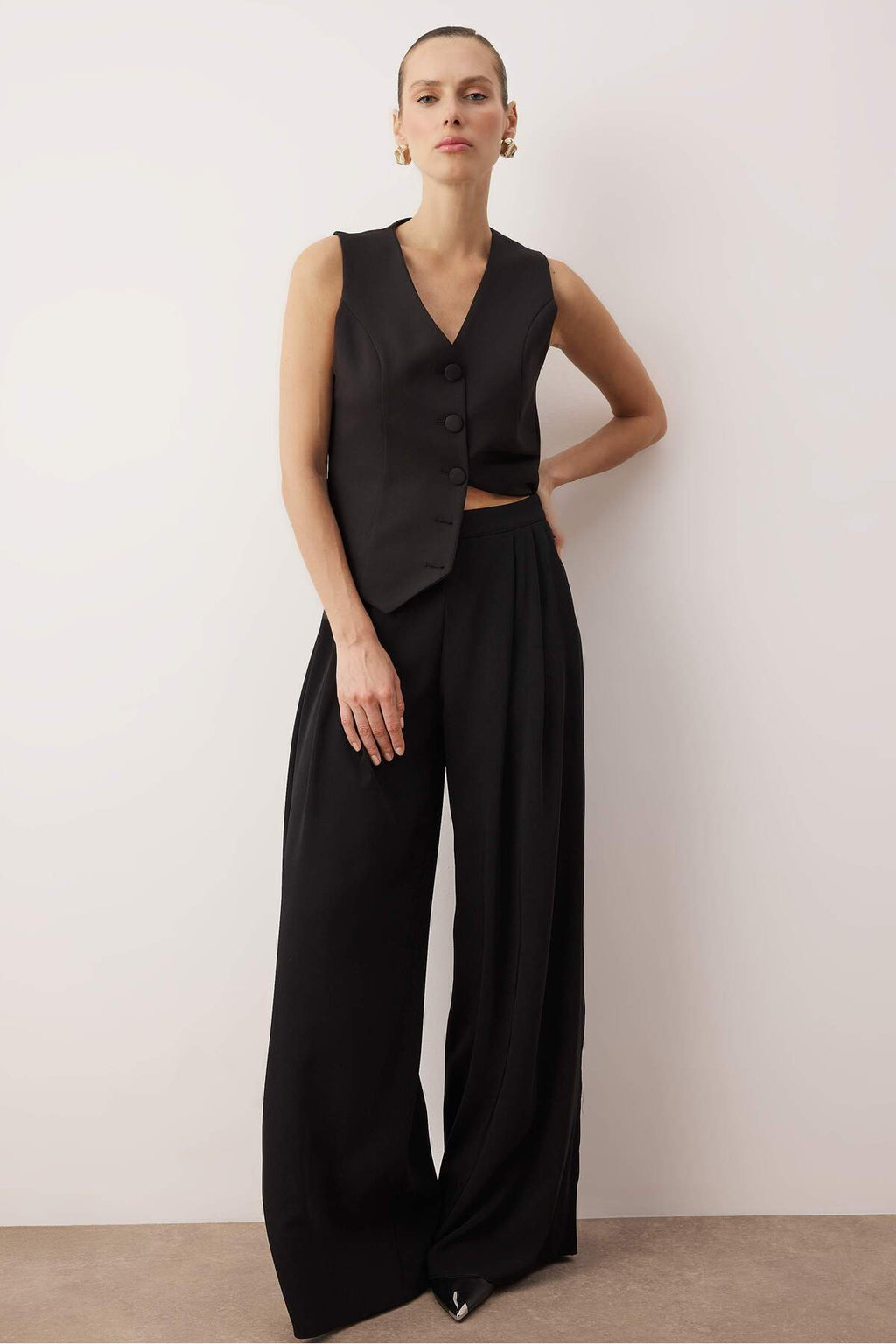 Trendyolmilla EXCLUSIVE Siyah Çift Pilili Dökümlü Kumaş Extra Wide Leg Geniş Paça Pantolon TWOAW26PL00122