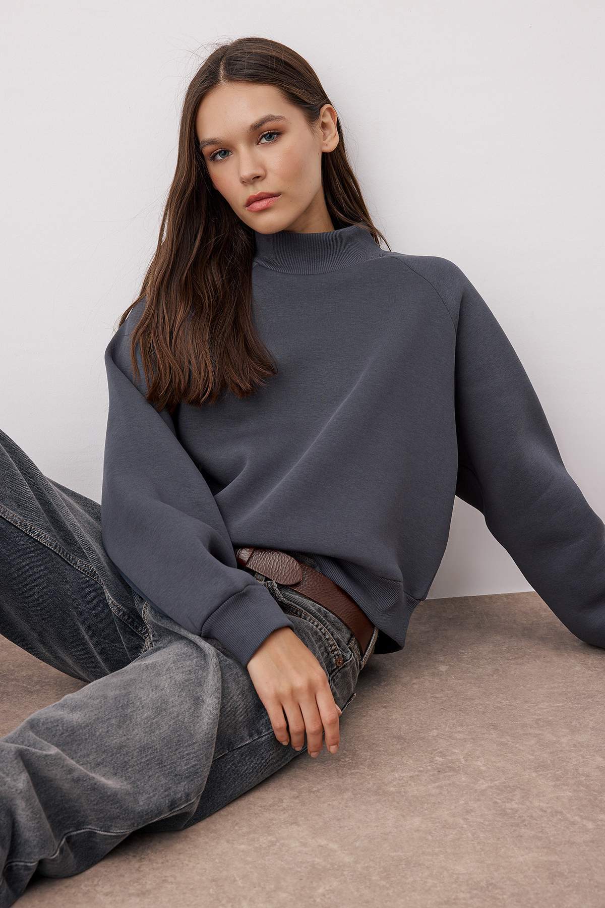 Trendyolmilla Antrasit Reglan Kollu Oversize/Geniş Kalıp Kalın İçi Polarlı Örme Sweatshirt TWOAW26SW00150