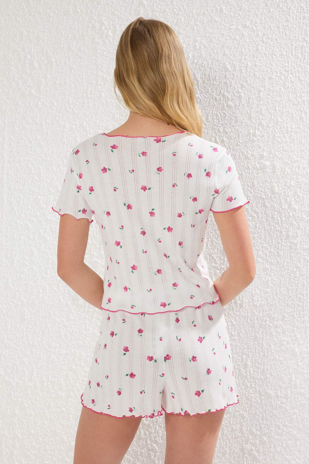 Trendyolmilla Beyaz %100 Pamuklu Çiçekli Kurdele/Fiyonklu Fitilli Şortlu Örme Pijama Takımı THMSS25PT00434
