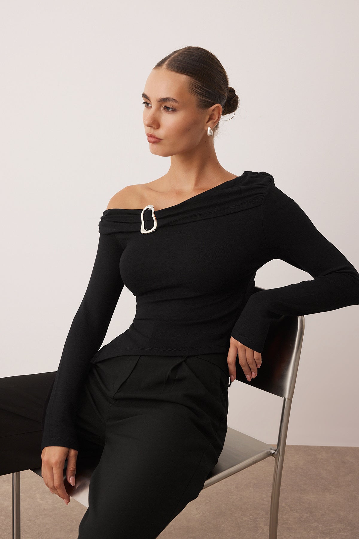 Trendyolmilla Mürdüm Asimetrik Yaka Aksesuar Detaylı Fitted Açık Omuzlu Örme Bluz TWOAW26BZ00121