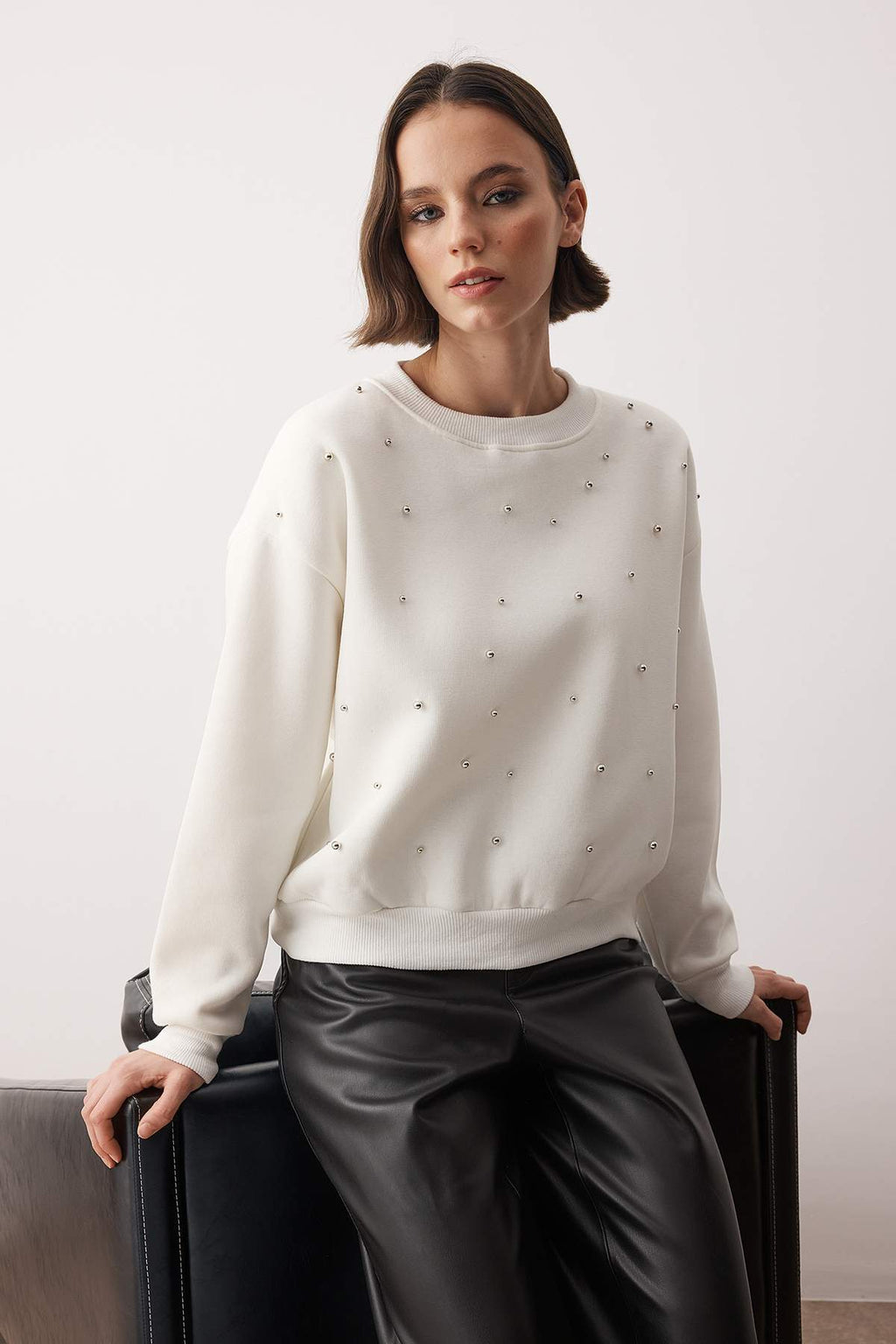 Trendyolmilla Siyah Taş Akseusar Detaylı Bisiklet Yaka Regular Crop Örme Sweatshirt TWOAW26SW00090