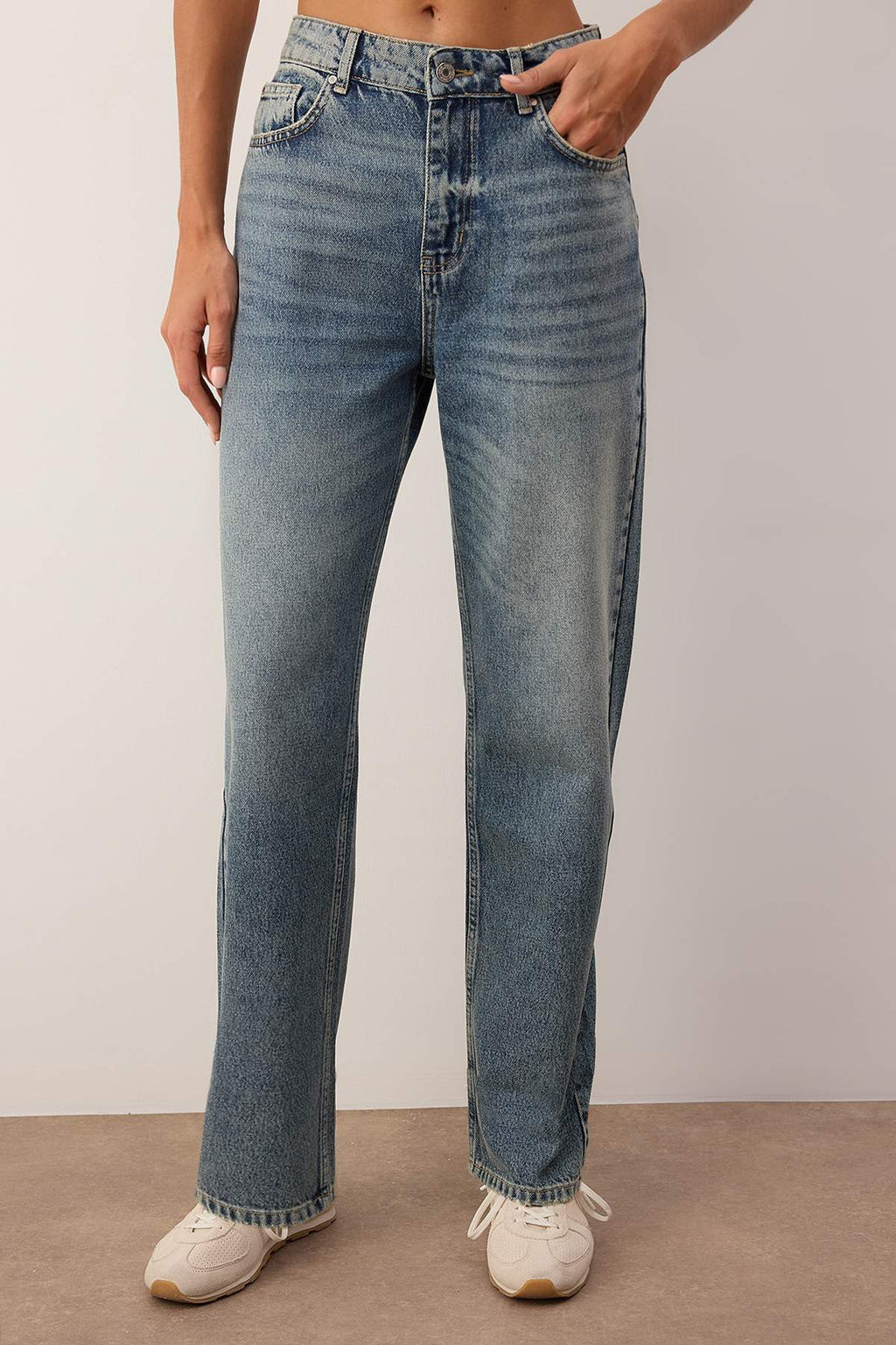 Trendyolmilla Açık Mavi Yüksek Bel YENİ MOM %100 Pamuk Non-Stretch Jeans TWOAW26JE00273