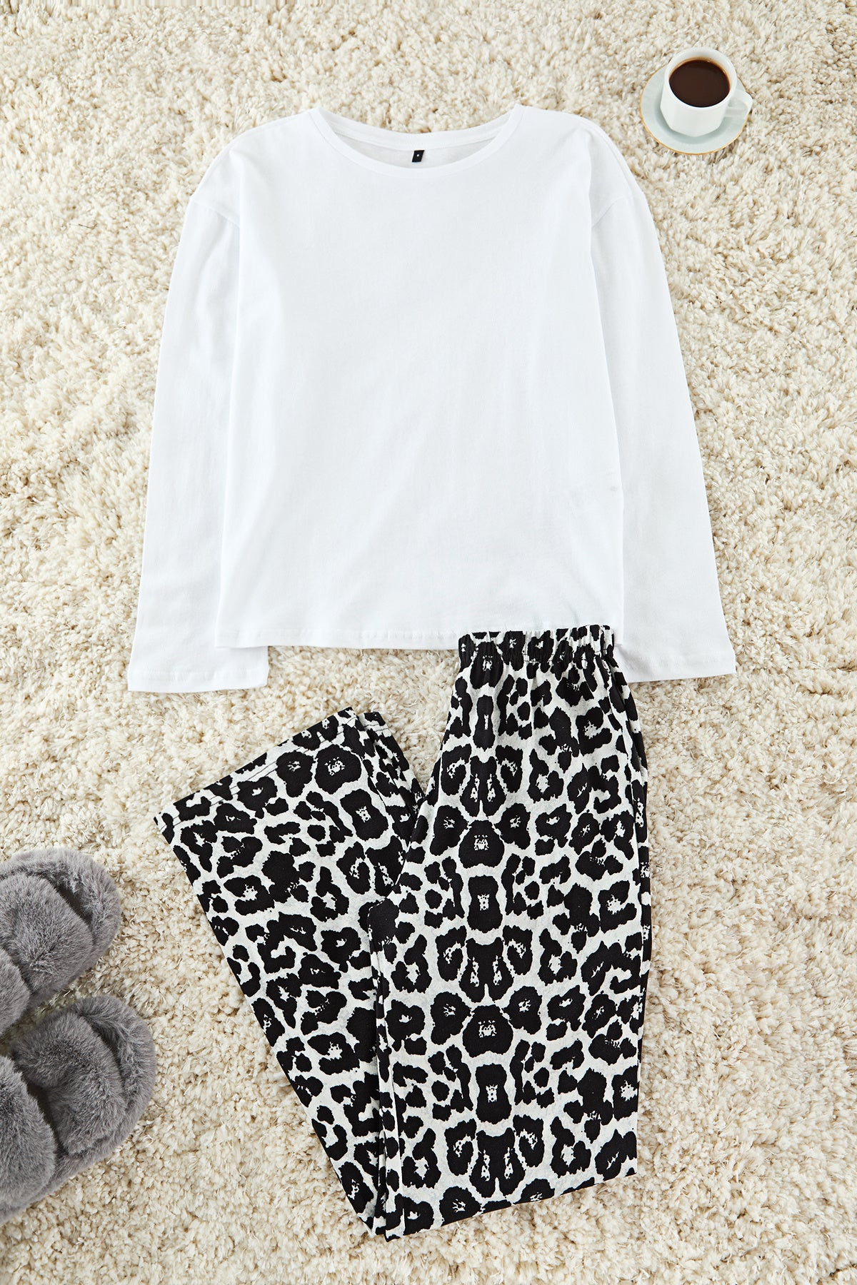 Trendyolmilla Beyaz-Siyah Leopar Desenli Örme Pijama Takımı THMAW25PT00100