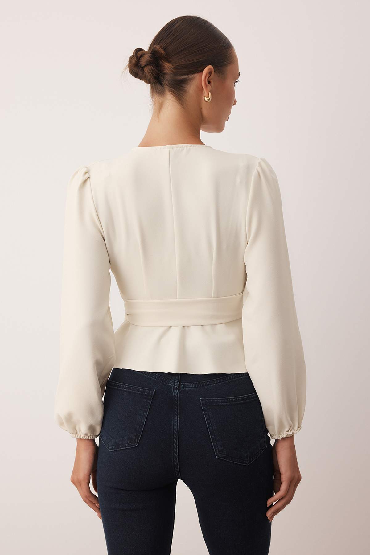 Trendyolmilla Ekru Kruvaze Bağlama Detaylı Dokuma Dokuma Bluz TWOAW20BZ1089