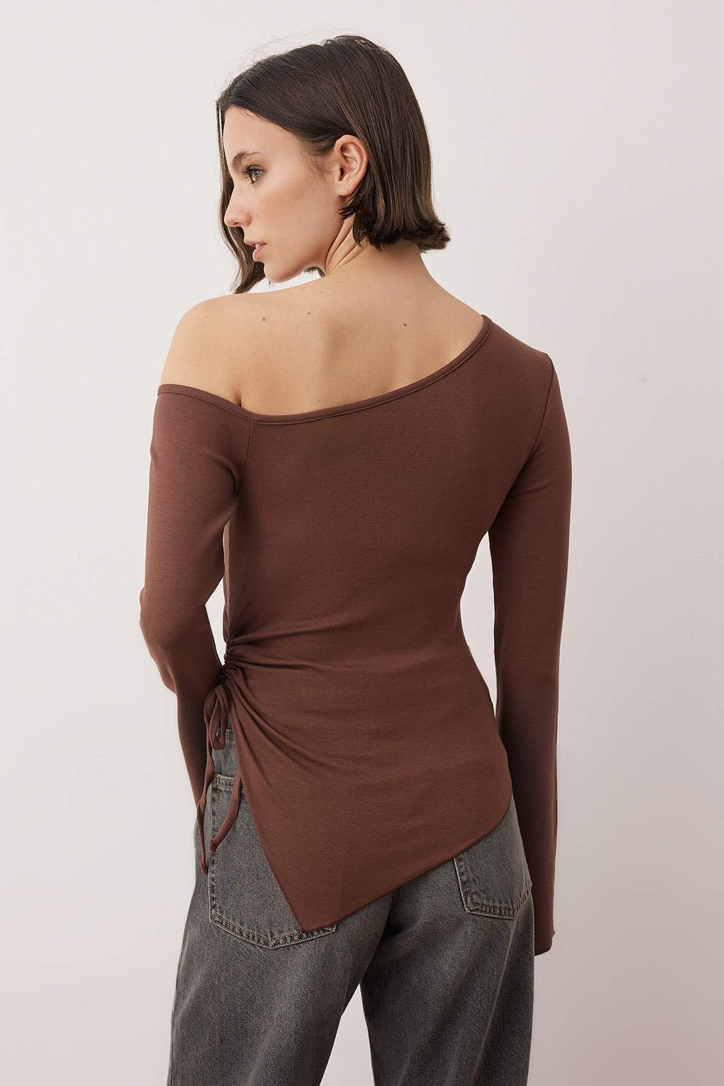 Trendyolmilla Kahverengi Açık Omuzlu Asimetrik Fitted/Vüdua Otuan İspanyol Kol Örme Bluz TWOAW26BZ00328