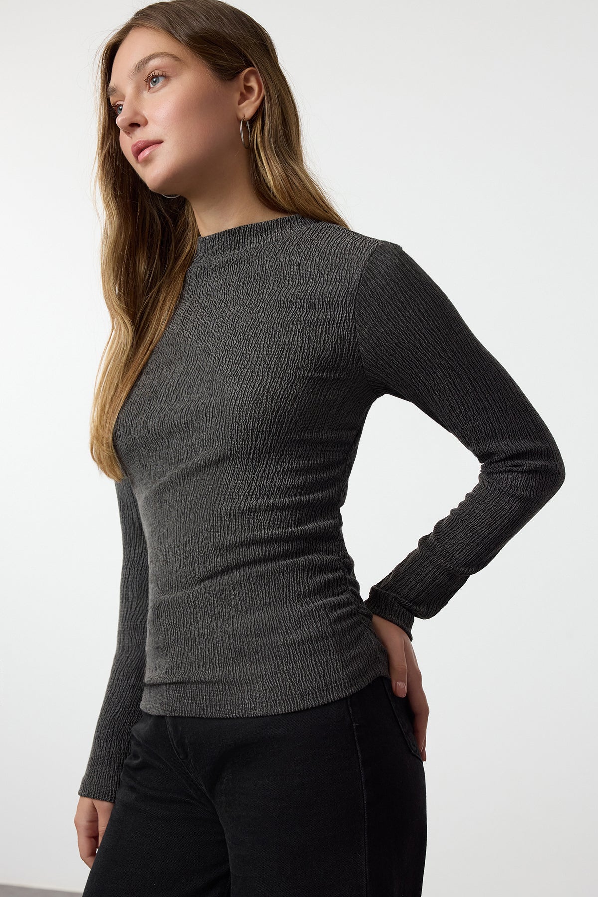 Antrasit Dik Yaka Büzgü/Drape Detaylı Regular/Normal Kalıp Örme Bluz TWOAW25BZ00221