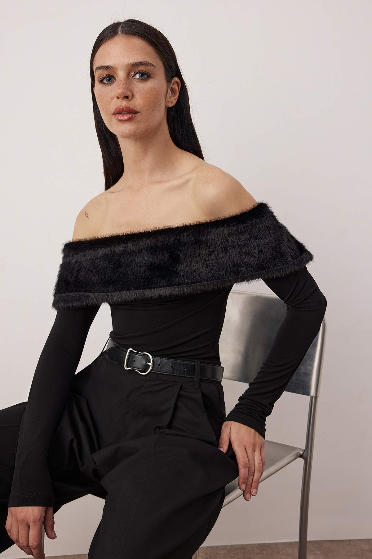 Siyah Suni Kürklü Carmen Yaka Örme Party Bluz TPRAW26BZ00047 الصورة الرئيسية