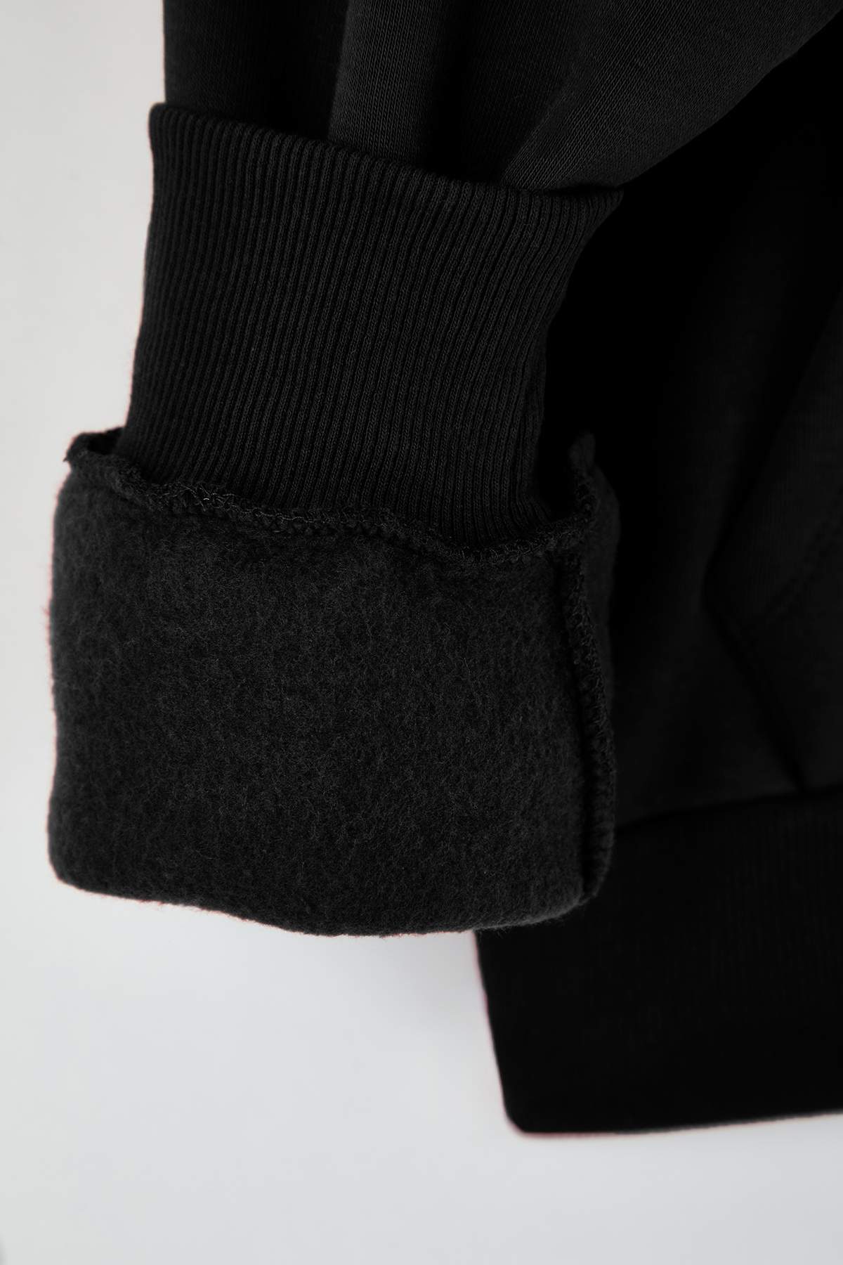 Trendyolmilla Teen Siyah Kapüşonlu Kalın İçi Polarlı Yarım Pat Fermuarlı Cepli Örme Sweatshirt TWOAW26SW00160
