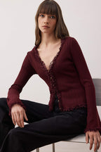 Trendyolmilla Teen Ekru V Yaka Dantel Garnili Premium/Özel İplikli Fitted/Vücuda Oturan Triko Hırka TWOAW26HI00098