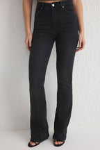 Trendyolmilla Koyu Mavi Yüksek Bel Comfort/Esnek Flare İspanyol Paça Jeans TWOSS25JE00110