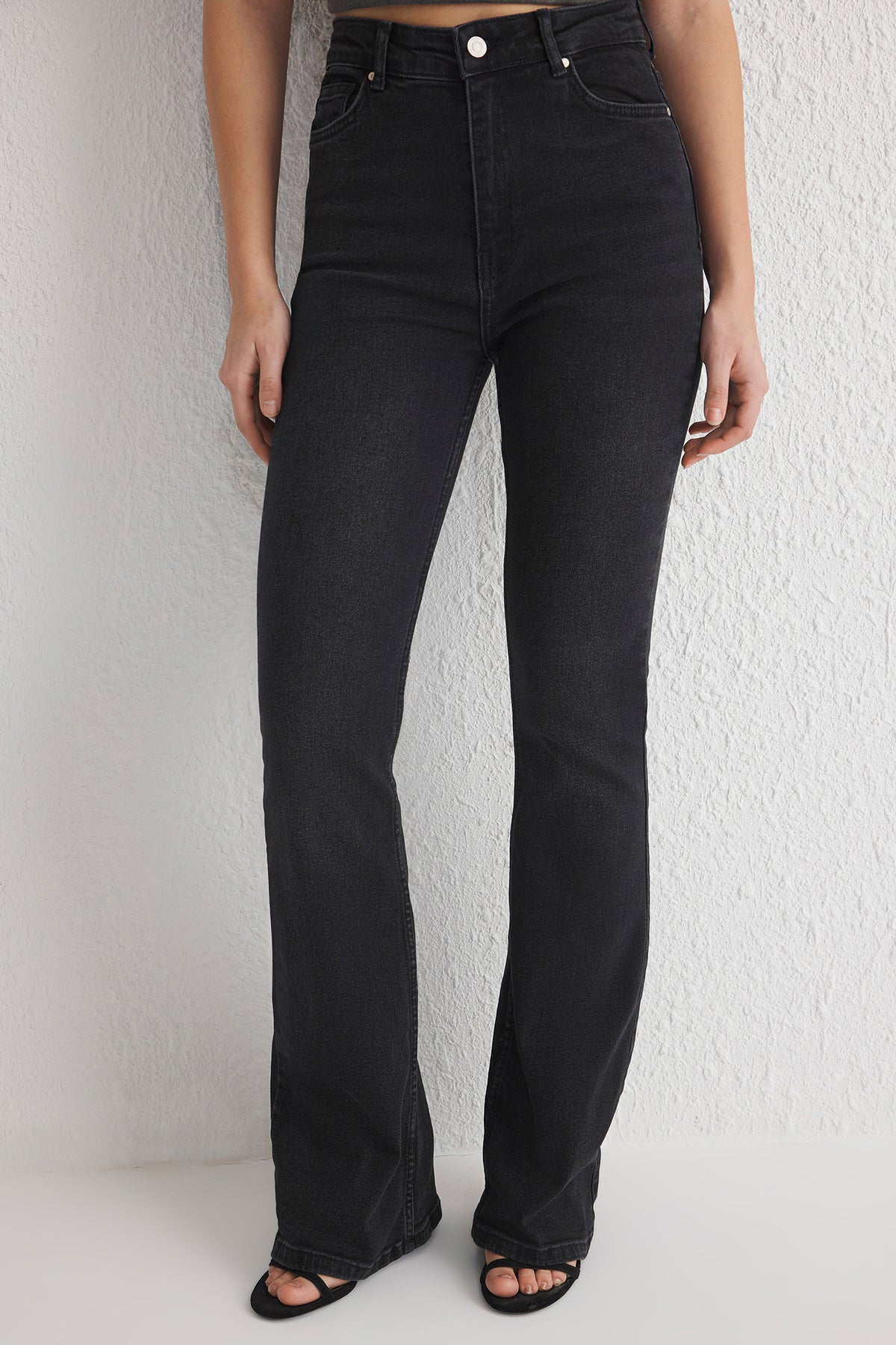 Trendyolmilla Koyu Mavi Yüksek Bel Comfort/Esnek Flare İspanyol Paça Jeans TWOSS25JE00110