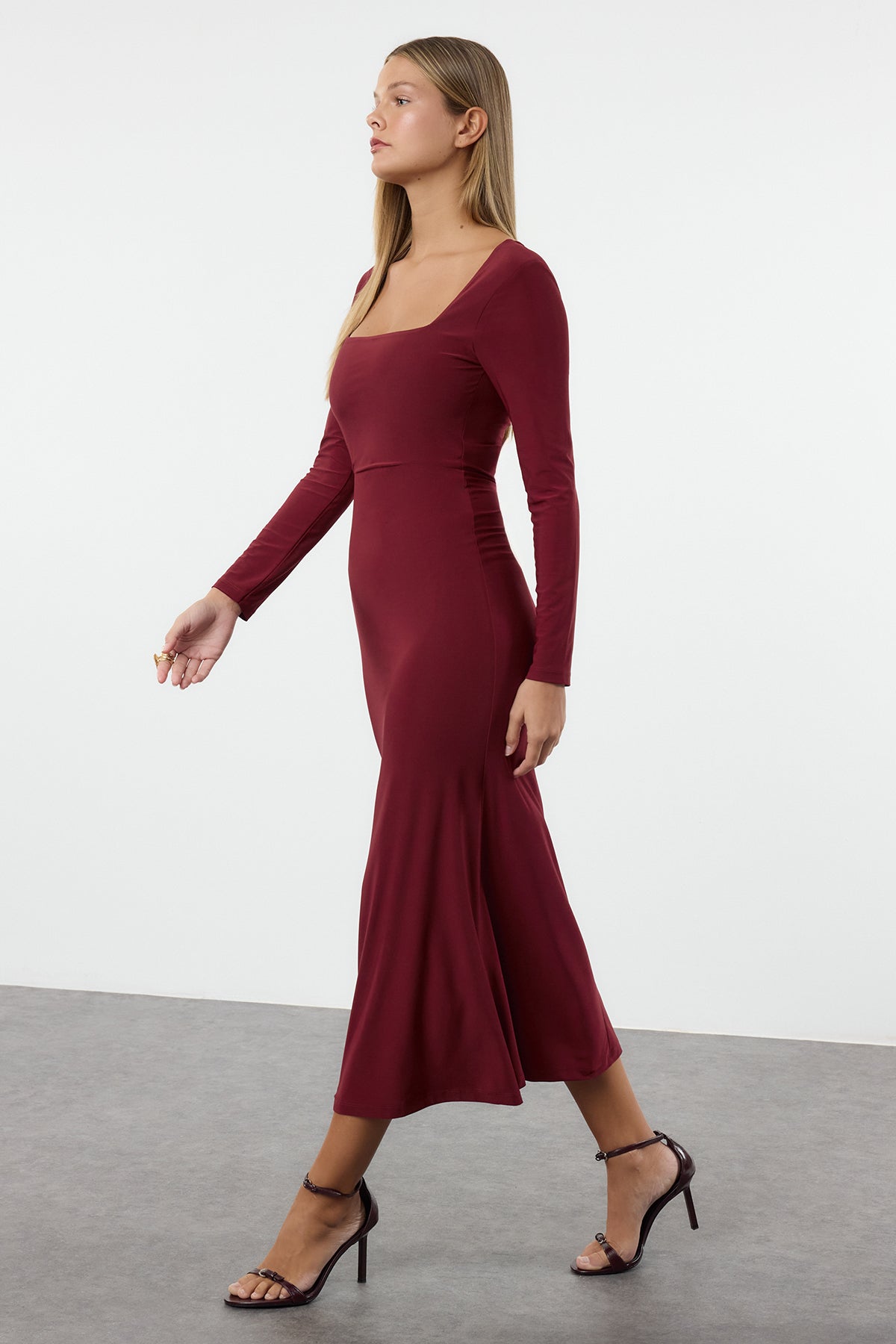 Trendyolmilla Bordo Maxi Volanlı Kare Yaka Fitted/Vücuda Oturan Maxi Esnek Örme Elbise TWOAW24EL00613 Secondary image