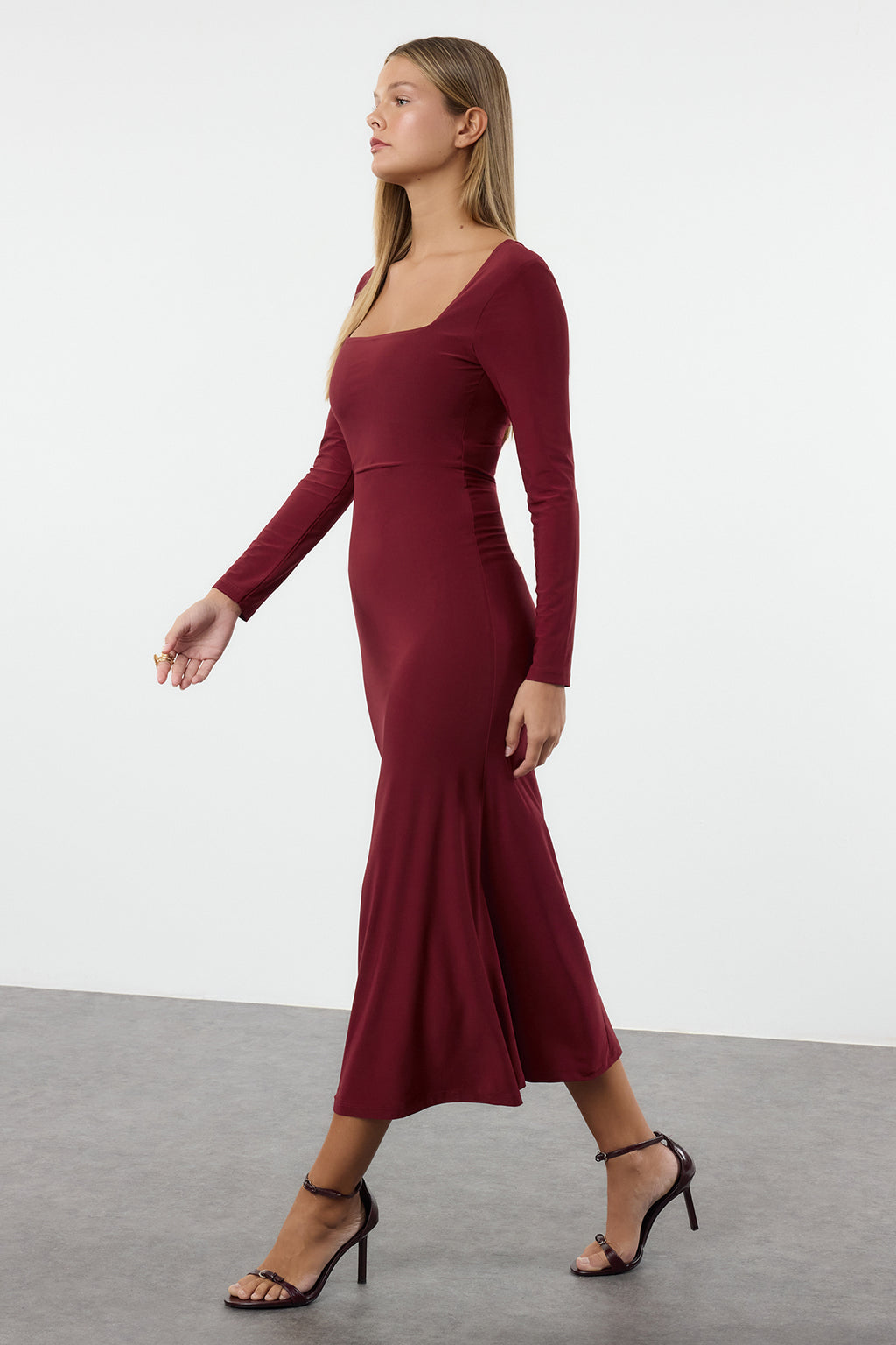 Trendyolmilla Bordo Maxi Volanlı Kare Yaka Fitted/Vücuda Oturan Maxi Esnek Örme Elbise TWOAW24EL00613