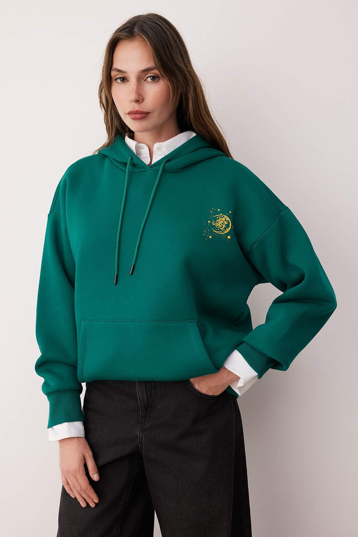 Trendyolmilla Ekru Kalın İçi Polarlı Kapüşonlu Baskılı Oversize/Geniş Kalıp Örme Sweatshirt TWOAW24SW00136