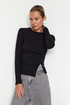 Siyah Tek Yırtmaç Detaylı Pamuklu Büzgülü Bisiklet Yaka Örme Bluz TWOAW24BZ00388