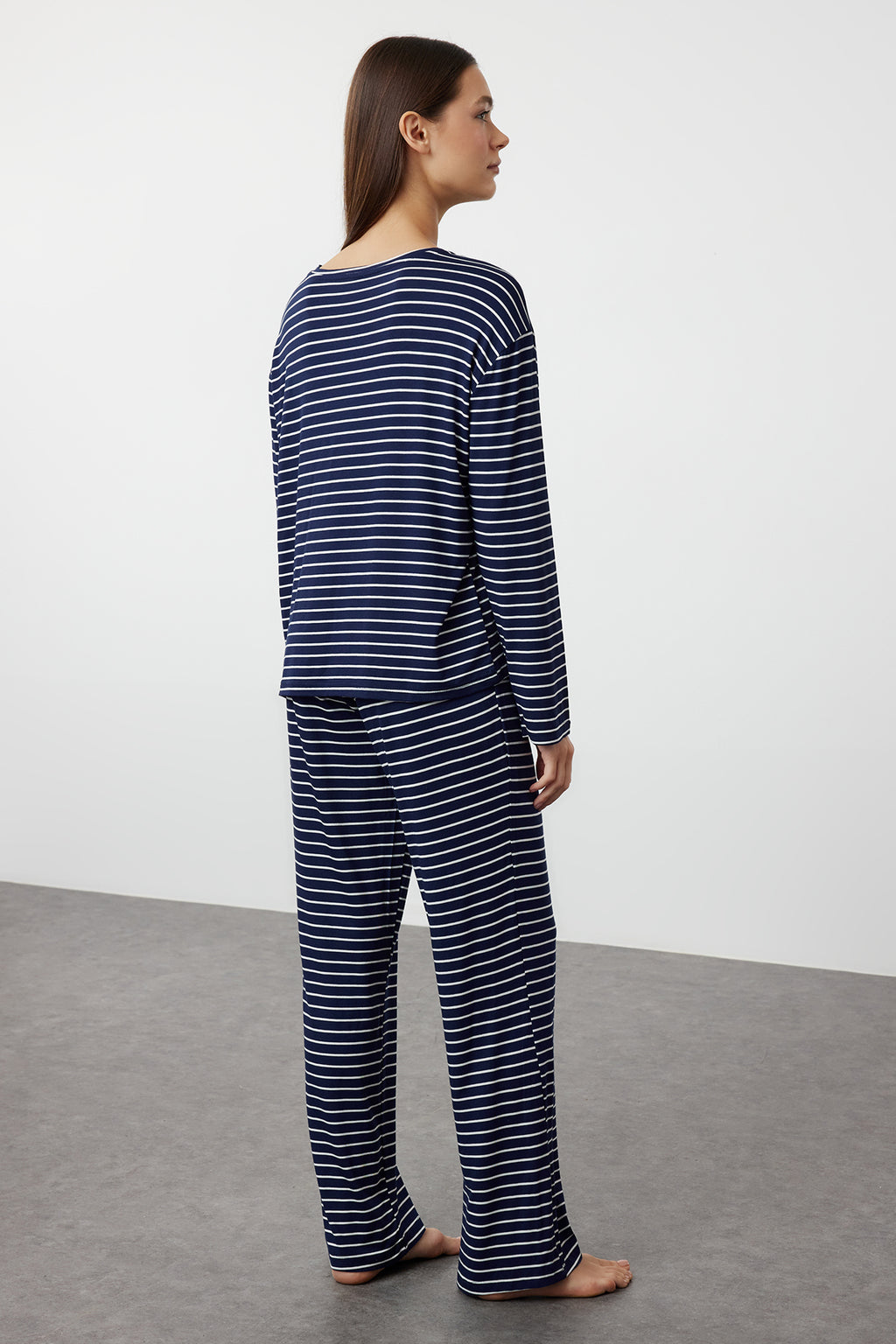Trendyolmilla Kırmızı Çizgili Gökkuşağı Baskılı Viskon Örme Pijama Takımı THMAW25PT00014