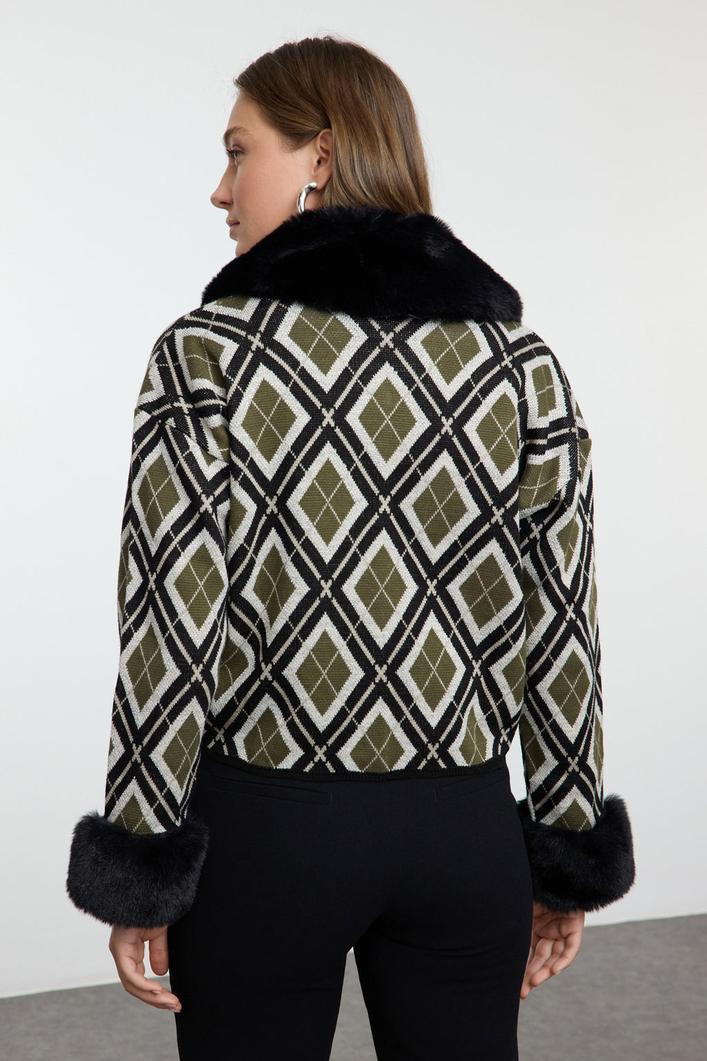 Trendyolmilla Siyah Çıkartılabilir Suni Kürklü Simli Crop Triko Hırka TWOAW24HI00043