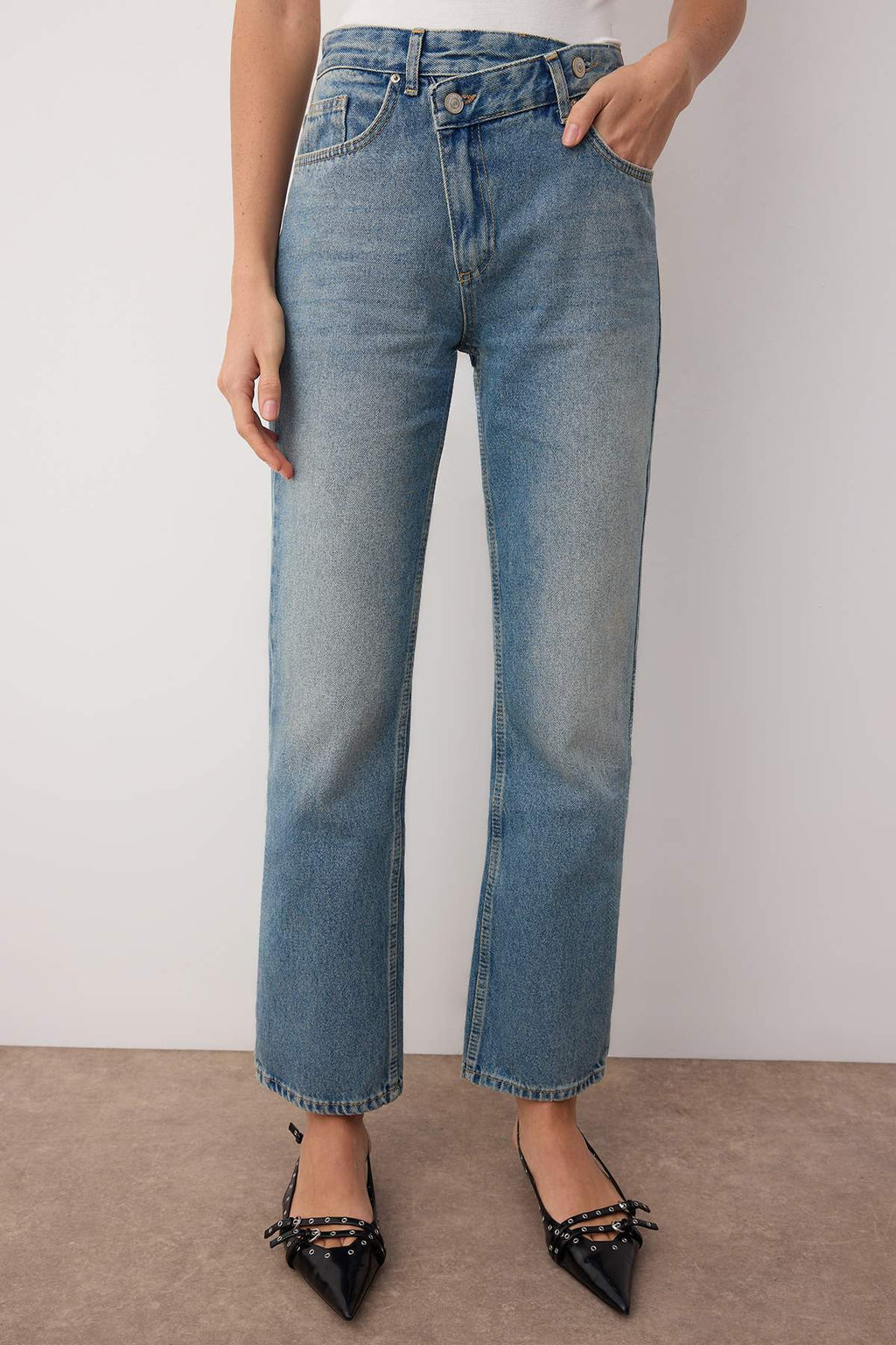 Trendyolmilla Antrasit Yüksek Bel Asimetrik Kapama Bel Detaylı Straight/Düz Kesim/Boru Paça Jeans TWOAW26JE00132