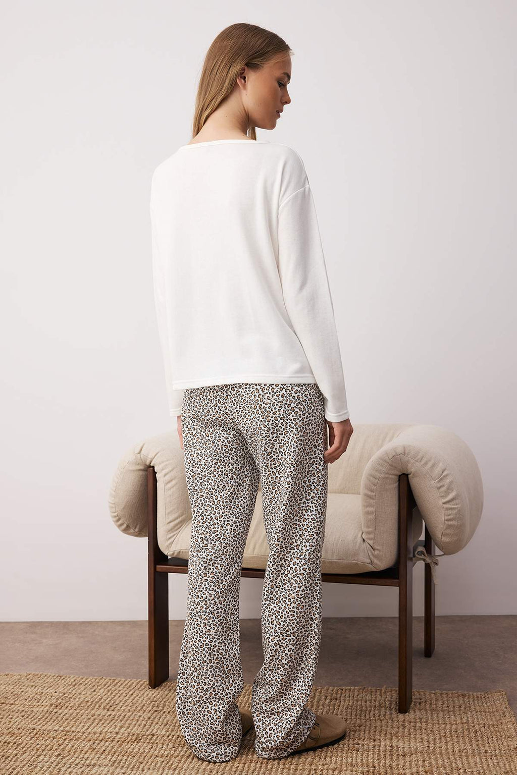 Trendyolmilla Siyah Pamuklu Leopar Desenli ve Yılbaşı Temalı Uyku Bantlı Örme Pijama Takımı THMAW25PT00223