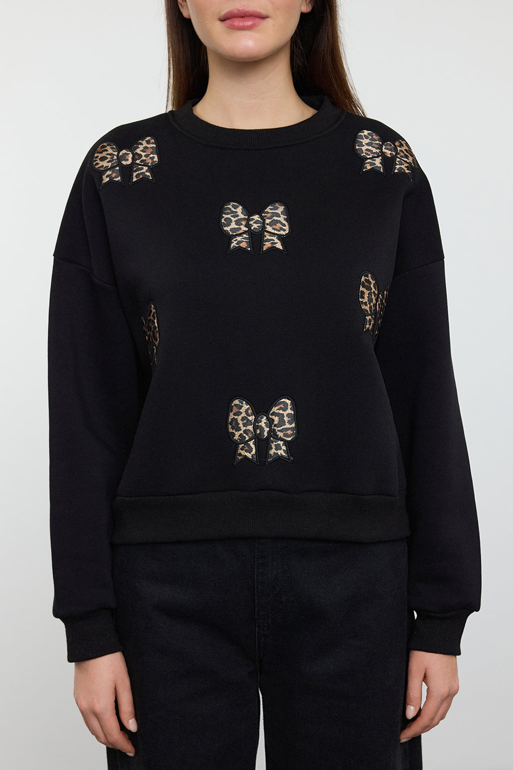 Siyah Regular/Normal Kalıp İçi Polarlı Leopar Detaylı Kurdele Nakışlı Örme Sweatshirt TWOAW25SW00307
