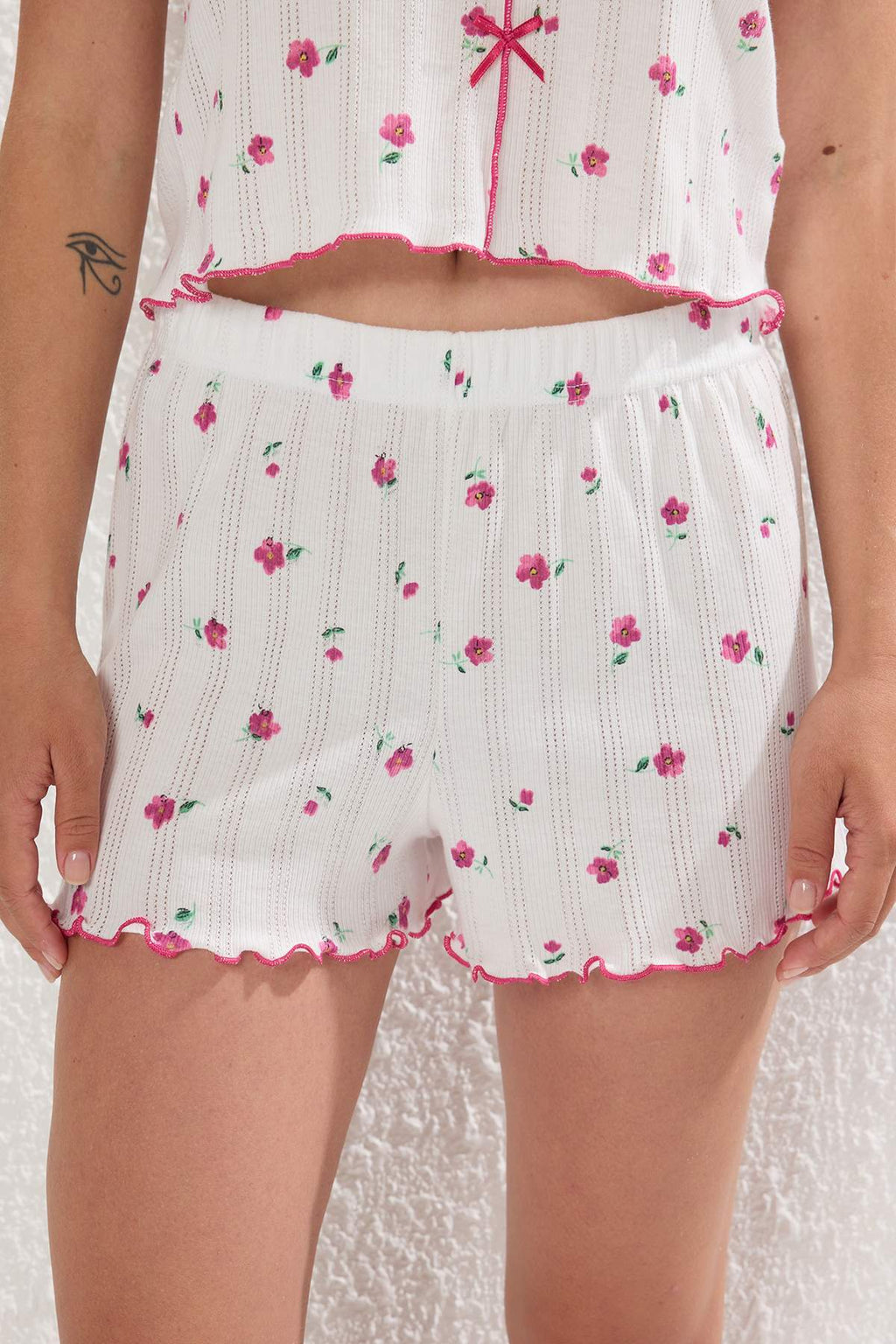 Trendyolmilla Beyaz %100 Pamuklu Çiçekli Kurdele/Fiyonklu Fitilli Şortlu Örme Pijama Takımı THMSS25PT00434