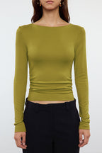 Trendyolmilla Yağ Yeşili Fitted/Vücuda Oturan Büzgü Detaylı Esnek Örme Bluz TWOAW25BZ00225