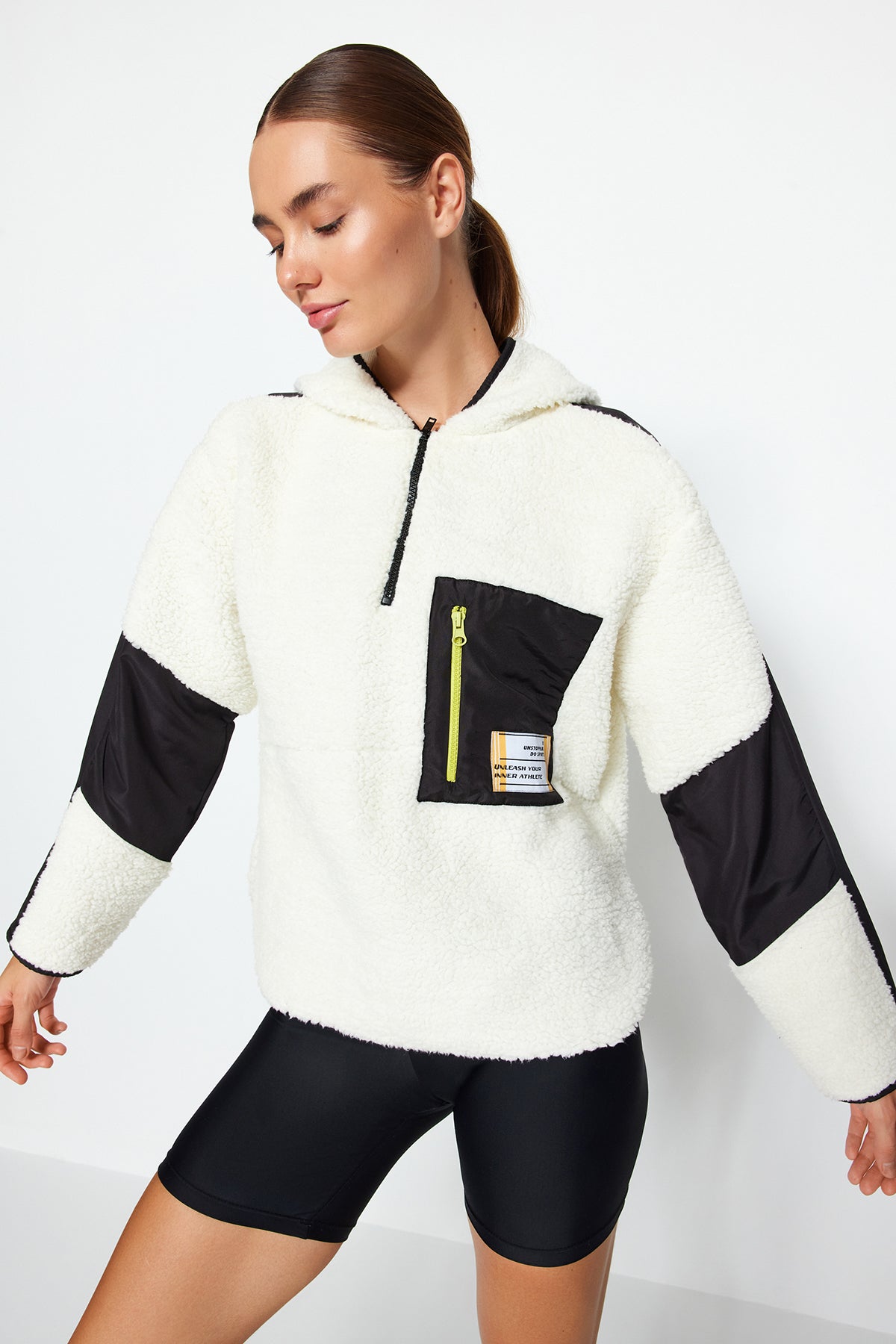 Ekru Renk Bloklu Paraşüt Kumaş Detaylı Peluş Geniş Kalıp Örme Spor Sweatshirt THMAW24SW00009