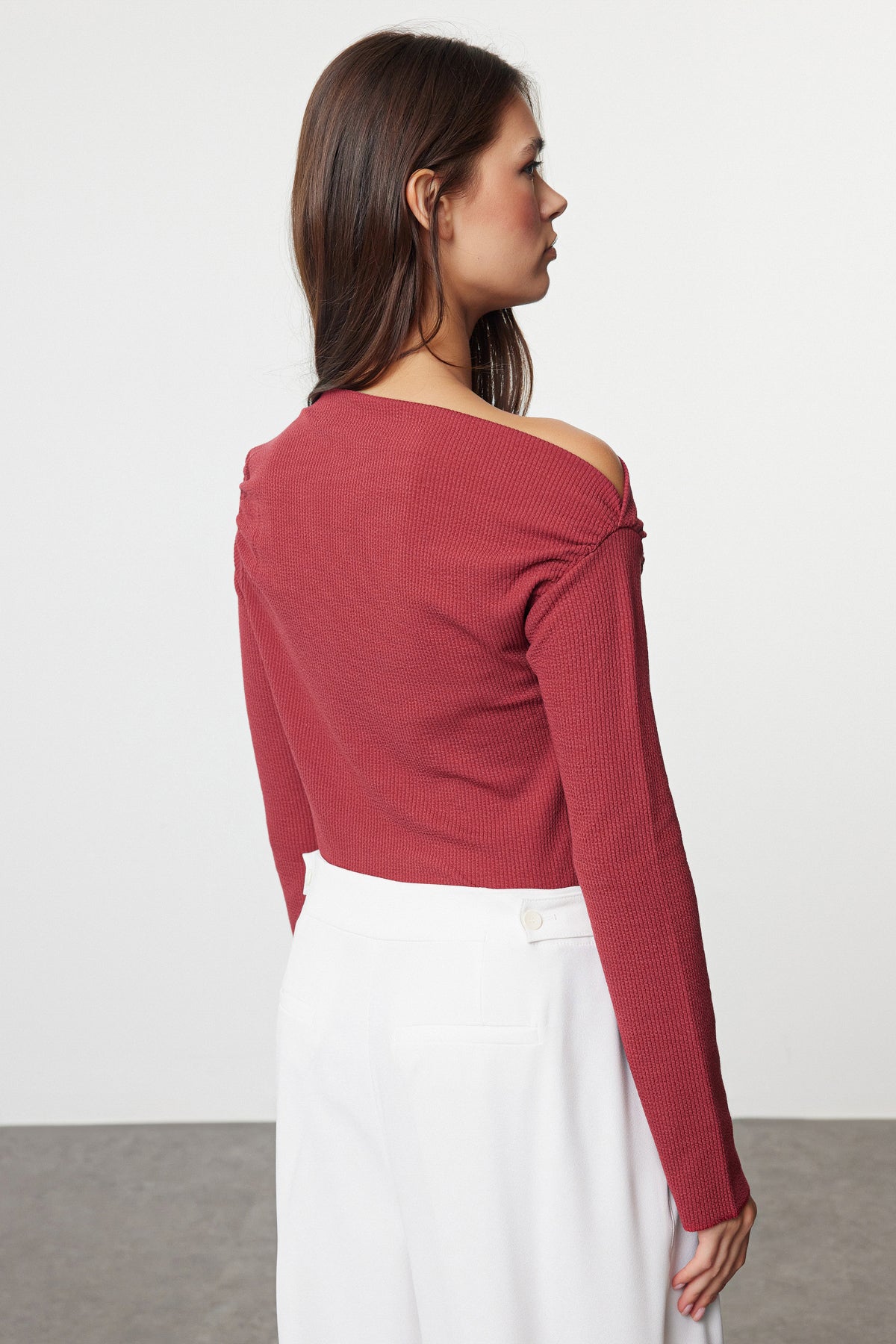 Trendyolmilla Bordo Drapeli Kayık Yaka Asimetrik Esnek Uzun Kol Örme Bluz TWOAW24BZ00393