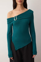 Trendyolmilla Mürdüm Asimetrik Yaka Aksesuar Detaylı Fitted Açık Omuzlu Örme Bluz TWOAW26BZ00121